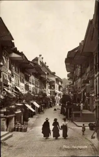 Ak Thun Kanton Bern Schweiz, Hauptgasse,  Gebäude, Frauen in eleganter Kleidung, Straße