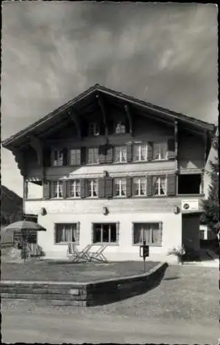 Ak Lenk Kt. Bern, Ski- u. Ferienhaus der abstinenten Eisenbahner, zahlreiche Fenster, alpine Arch