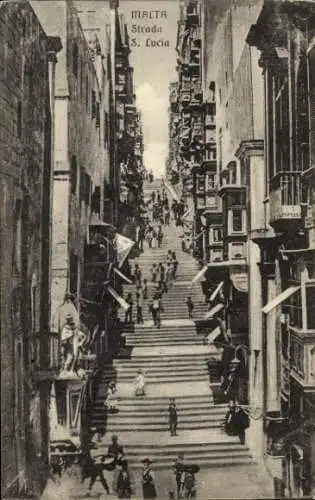Ak Valletta Malta, Blick auf die Strada S. Lucia, Treppen, Menschen,  Gebäude
