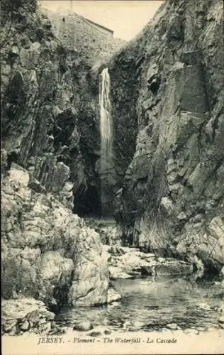 Ak Kanalinsel Jersey, Wasserfall in  Felsenlandschaft, Naturaufnahme, La Cascade