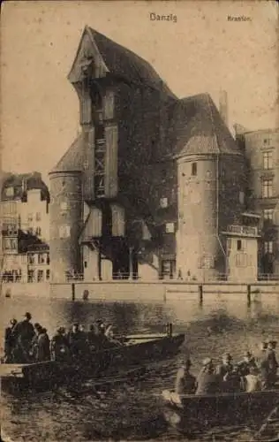 Ak Gdańsk Danzig, Krantor, s Gebäude, Wasser, Menschen in Booten