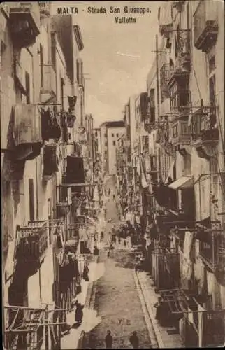 Ak Valletta Malta, Strada San Giuseppe,  alte Gebäude, Straßenansicht