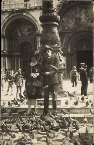 Ak Venezia Venedig Veneto, Paar mit Tauben, Platz, Säule,  Gebäude