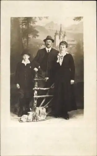 Ak Mariazell Steiermark, Familienportrait, Mann, Frau, Junge, Wald, Berge im Hintergrund