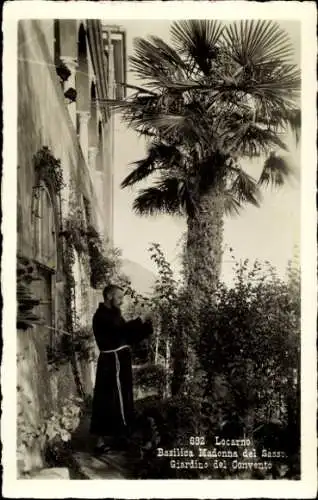 Ak Locarno Kanton Tessin Schweiz, Mann in Kutte, Palmen, Garten, Basilica Madonna del Sasso