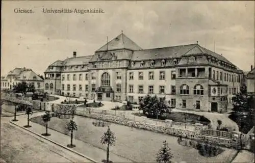 Ak Giessen Gießen an der Lahn Hessen, Universitäts-Augenklinik,  Architektur, Bäume im Vordergrun