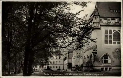 Ak Celle in Niedersachsen, Schlossplatz mit Museum, Oberlandesgericht, Bäume, alte Architektur