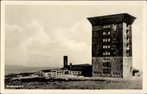 Ak Brocken im Harz, Brackenhotel, mächtiges Gebäude, beeindruckende Aussicht, Berglandschaft