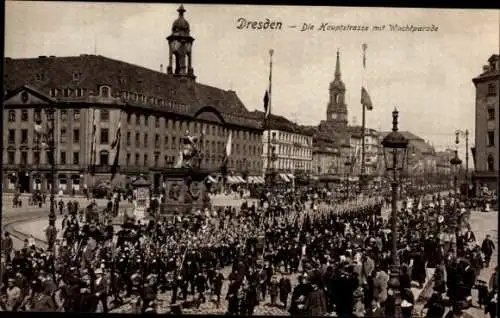 Ak Dresden Altstadt, Hauptstraße mit Wachtparade,  Architektur, Menschenmenge