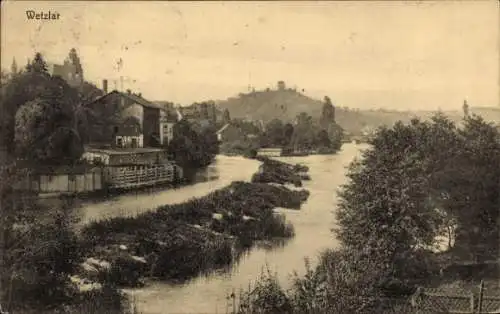 Ak Wetzlar an der Lahn, Flusslandschaft, alte Architektur, Bäume, Wetzlar Schriftzug