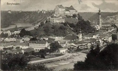 Ak Burghausen an der Salzach Oberbayern, Burg auf dem Hügel, Flusslandschaft,  Architektur, Stadt