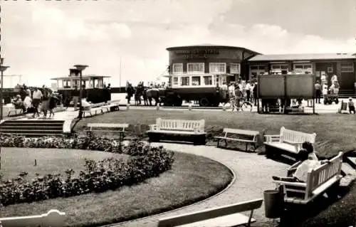 Ak Nordseebad Juist in Ostfriesland, Bahnhofsvorplatz, Menschenmenge, Kiosk, Bänke, Gartenanlage