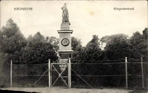 Ak Kirchweyhe Weyhe Niedersachsen, Kriegerdenkmal, umgeben von Bäumen, geschmückter Zaun