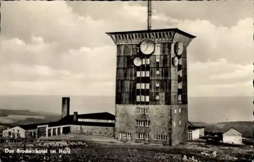 Ak Brocken im Harz, Brockenhotel, Berglandschaft, Uhren auf dem Gebäude