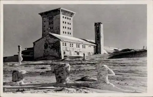 Ak Brocken im Harz, Brocken im Winter, Schneelandschaft, s Gebäude, winterlich