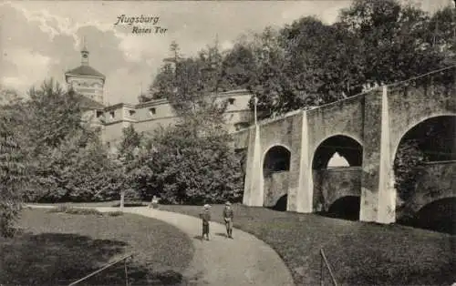 Ak Augsburg in Schwaben, Rotes Tor,  Stadtmauer, Spaziergänger, Bäume, Wolken