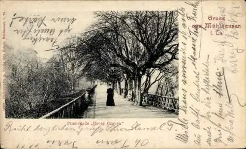 Ak Mühlhausen in Thüringen, Schöne Allee, Spaziergängerin in schwarzem Kleid,  , schwarze Bäume
