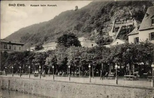 Ak Bad Ems an der Lahn, Kurpark beim Konzert, Menschenmenge, Bäume, Berglandschaft, Laternen