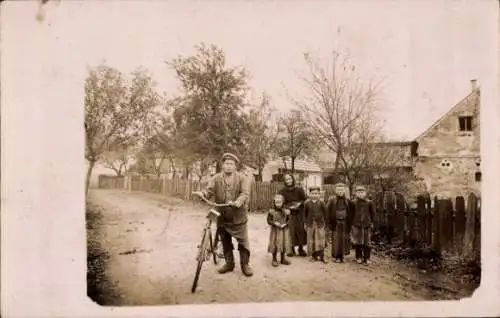 Foto Ak Oßling Ossling in der Oberlausitz, Straßenpartie, Anwohner