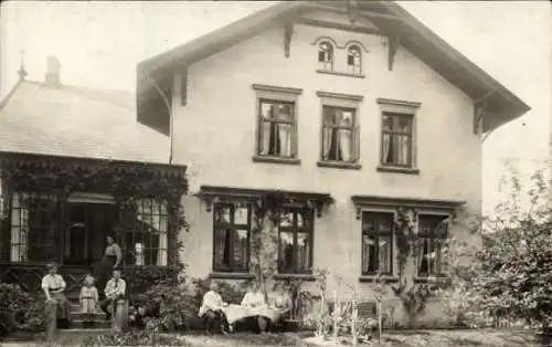 Ak Ahrensburg in Holstein, Blick auf Haus mit Familie
