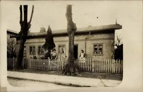 Ak Ahrensburg in Holstein, Blick auf kleine Stadthaus