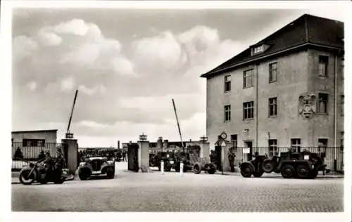 Ak Kamenz in Sachsen, Militärische Kasernenansicht, Fahrzeuge, Soldaten, historische Architektur