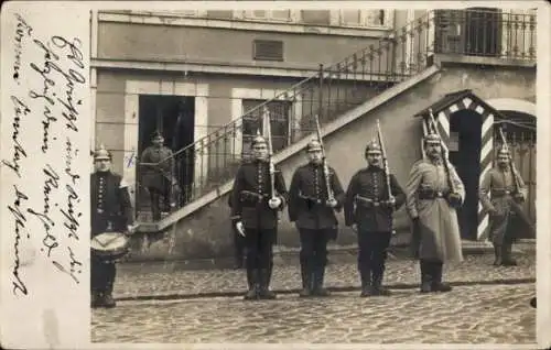 Foto Ak Bischofswerda in Sachsen, Deutsche Soldaten in Uniformen, Wache