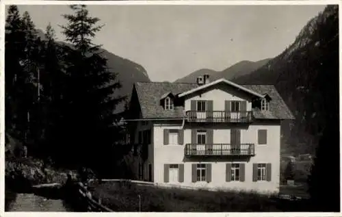 Ak Fassatal Val di Fassa Trentino Südtirol, Haus mit Balkon, Berge im Hintergrund, Schwarzweiß...