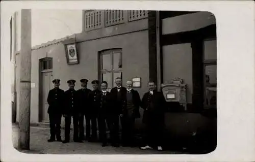 Foto Ak Preetz in Holstein, Postamt, Postbeamte, Gruppenbild