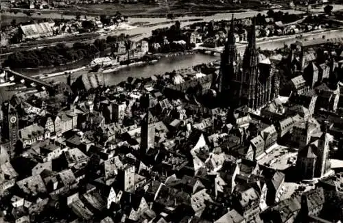 Ak Regensburg an der Donau Oberpfalz, Fliegeraufnahme, Dom, Steinerne Brücke