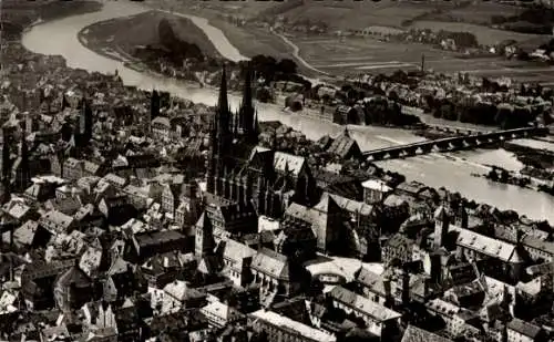 Ak Regensburg an der Donau Oberpfalz, Fliegeraufnahme, Dom, Steinerne Brücke