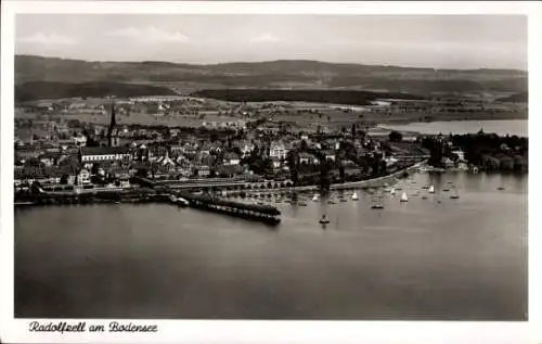Ak Radolfzell am Bodensee, Luftaufnahme von Radolfzell, Bodensee, Hafen, Boote, Landschaft