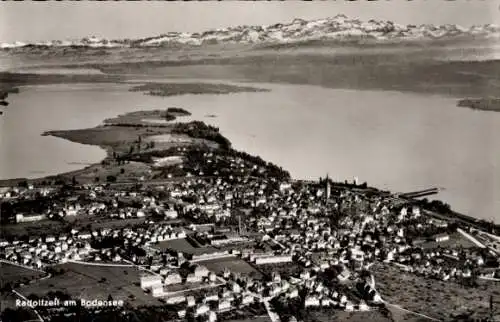Ak Radolfzell am Bodensee, Luftaufnahme von Radolfzell, Bodensee, Berge im Hintergrund,  Architek