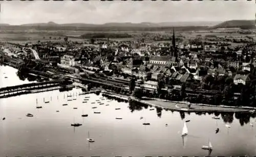 Ak Radolfzell am Bodensee, Luftaufnahme von Radolfzell, Bodensee, schöne Landschaft, Kirchen und 