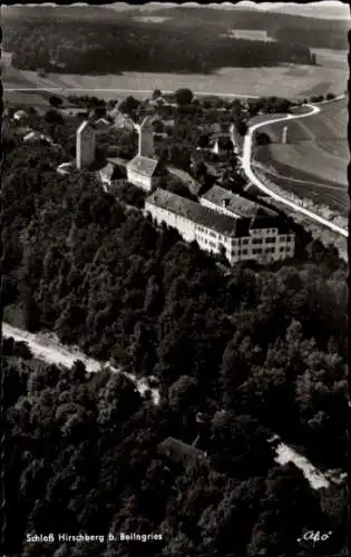 Ak Hirschberg Beilngries im Altmühltal Bayern, Schloß Hirschberg, Luftaufnahme, umgeben von Wälde