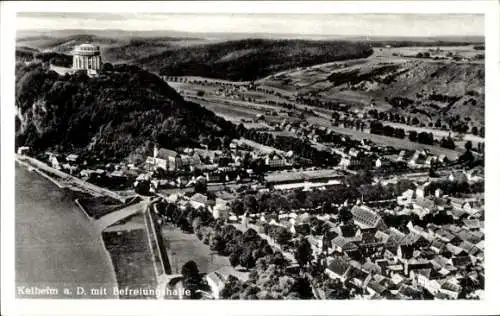 Ak Kelheim an der Donau Niederbayern, Luftaufnahme von  Befreiungshalle auf dem Hügel, Fluss und 