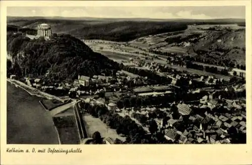 Ak Kelheim an der Donau Niederbayern, Luftaufnahme von  Blick auf die Befreiungshalle und Stadt