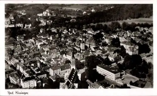 Ak Bad Kissingen Unterfranken Bayern, Luftaufnahme von  Häuser, Kirche, Landschaft