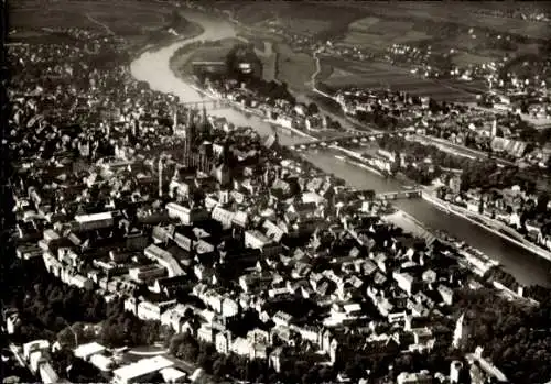 Ak Regensburg an der Donau Oberpfalz, Luftaufnahme von  donau, Stadtansicht,  Gebäude, Altstadt