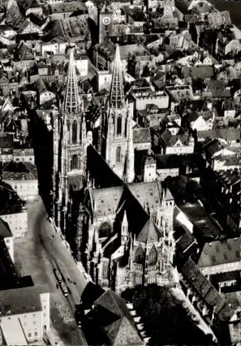 Ak Regensburg an der Donau Oberpfalz, Luftaufnahme des Regensburger Doms, flache Stadtansicht, Sc