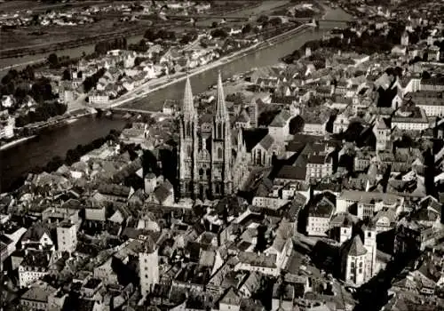 Ak Regensburg an der Donau Oberpfalz, Luftaufnahme, Blick auf den Dom und Neupfarrplatz