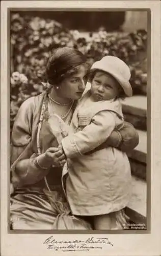 Ak Prinzessin August Wilhelm von Preußen, Alexandra Viktoria mit Sohn Alexander Ferdinand, NPG 4793