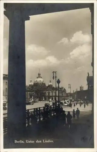 Ak Berlin Mitte, Straßenansicht mit Blick auf den Dom, rechts das Hotel Adlon.