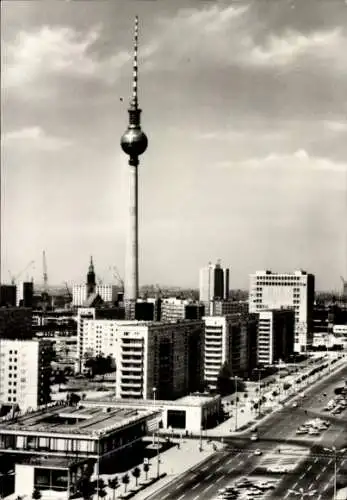 Ak Berlin Mitte, Karl Marx Allee mit Blick zum Fernsehturm