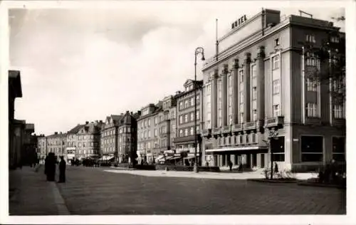 Ak Cieszyn Teschen Schlesien, Hotel, Bahnhofstraße, historische Gebäude, Menschen auf der Straße