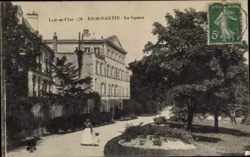 Ak Romorantin Lanthenay Loir et Cher, Parkansicht, Bäume, Weg, Gebäude, Frau mit Hund