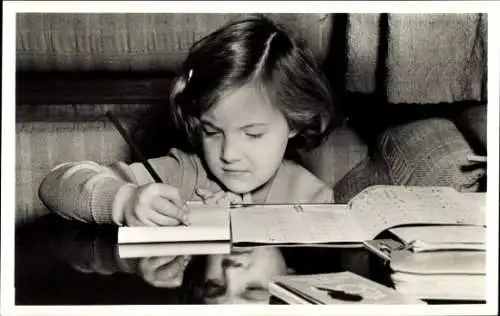 Ak Prinzessin Margriet der Niederlande, Hausaufgaben im Urlaub in St. Anton 1950