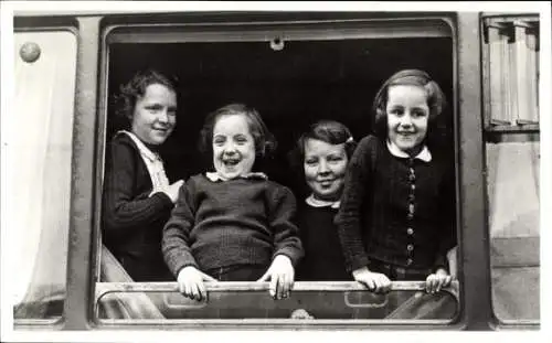 Ak Prinzessinnen der Niederlande in einem Zug, Beatrix, Irene, Margriet, Marijke, Sankt Anton 1950