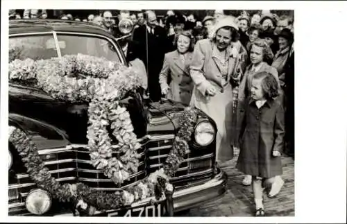Ak Königin Juliana der Niederlande mit Töchtern, Na hun rodngang over de tentoonstelling Keukenhof