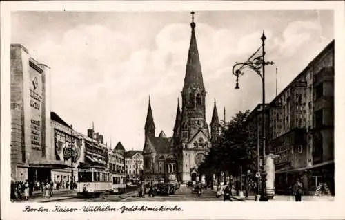 Ak Berlin Charlottenburg, Straßenpartie, Kaiser Wilhelm Gedächtniskirche, Straßenbahn, Fußgänger